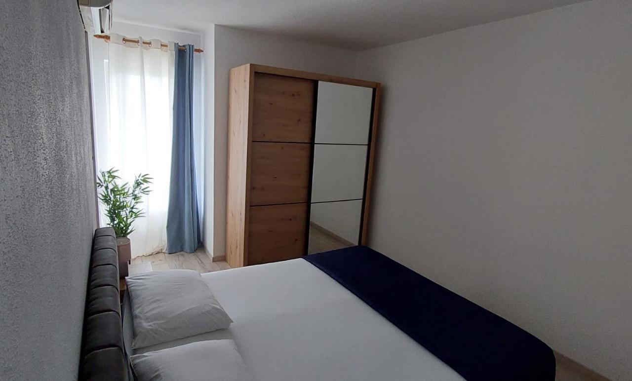 אומיס Apartments Dana מראה חיצוני תמונה