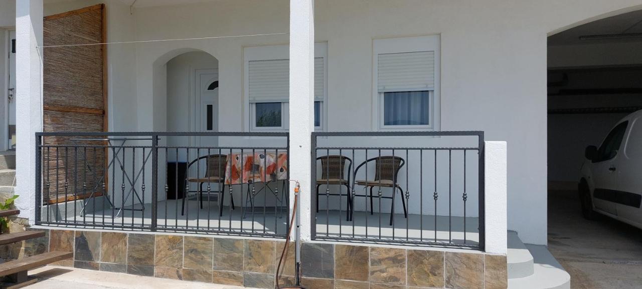 אומיס Apartments Dana מראה חיצוני תמונה