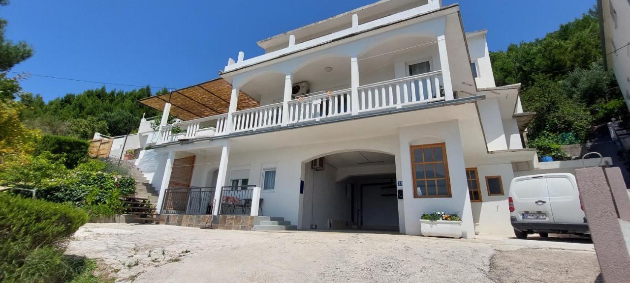 אומיס Apartments Dana מראה חיצוני תמונה